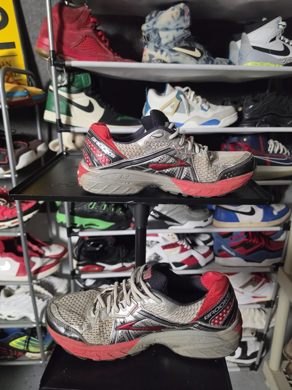 🔥 Brooks GTS 13 Men Size 10 Athletic Shoes Sneakers Gray Red Black